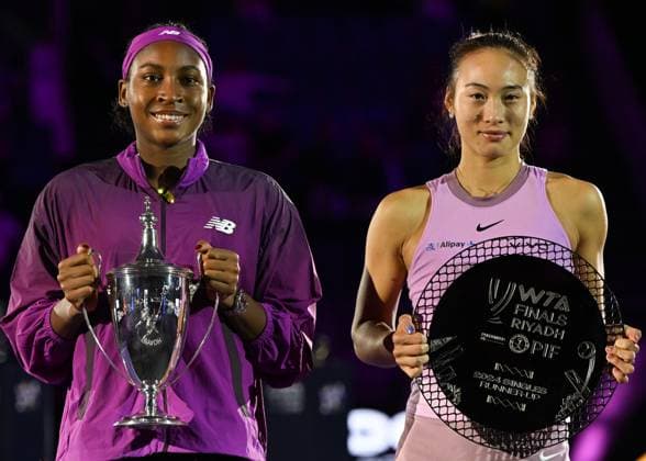Sport Bilder des Tages WTA, Tennis Damen Finals 2024 - Day 8 RIYADH, SAUDI ARABIA - NOVEMBER 09: Coco Gauff of USA and Quinwen Zheng of China pose for a photo with their Trophy after the Final, on Day 8 of the 2024 WTA Finals, part of the Hologic WTA Tour, held at King Saud University Indoor Arena, on November 09, 2024, in Riyadh, Saudi Arabia. Riyadh Saudi Arabia  Copyright: xArturxWidakx originalFilename:widak-wtafinal241109_npdBx.jpg