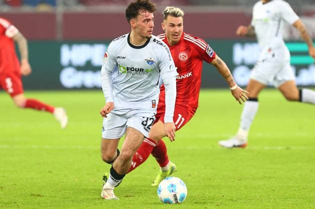 Aaron Zehnter 32 (SC Paderborn 07) im Zweikampf, Aktion, mit Felix Klaus 11 (Fortuna Duesseldorf) Fortuna Duesseldorf vs. SC Paderborn 07, Fussball, 2. Bundesliga, 12. Spieltag, Saison 2024 2025, 09.11.2024 DFL REGULATIONS PROHIBIT ANY USE OF PHOTOGRAPHS AS IMAGE SEQUENCES AND OR QUASI-VIDEO. Foto: kolbert-press Ant Palmer Merkur Spiel Arena NRW Deutschland Copyright: xkolbert-press AntxPalmerx