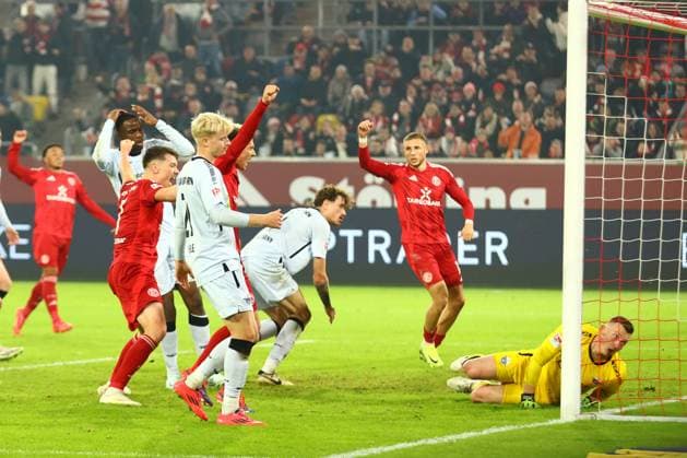 Ausgleich fuer Fortuna in der Nachspielzeit, Eigentor durch Calvin Brackelmann 4 (SC Paderborn 07) Fortuna Duesseldorf vs. SC Paderborn 07, Fussball, 2. Bundesliga, 12. Spieltag, Saison 2024 2025, 09.11.2024 DFL REGULATIONS PROHIBIT ANY USE OF PHOTOGRAPHS AS IMAGE SEQUENCES AND OR QUASI-VIDEO. Foto: kolbert-press Ant Palmer Merkur Spiel Arena NRW Deutschland Copyright: xkolbert-press AntxPalmerx