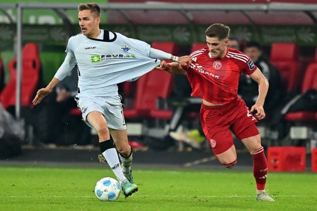 Duesseldorf, Merkusr-Spielarena, 09.11.24, GER, Herren, 2.Bundesliga, Saison 2024-2025, Fortuna Duesseldorf - SC Paderborn 07 Bild: v.li. im Zweikampf Filip BILBIJA (Paderborn) und Marcel SOBOTTKA (Duesseldorf) Only for editorial use! DFL regulations prohibit any use of photographs as image sequences and or quasi-video. NRW Deutschland
