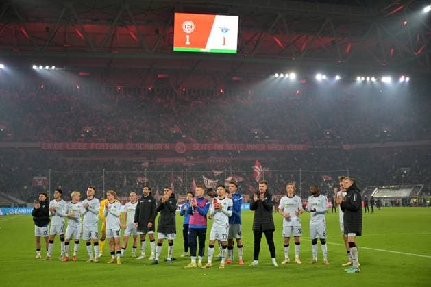 Duesseldorf, Merkusr-Spielarena, 09.11.24, GER, Herren, 2.Bundesliga, Saison 2024-2025, Fortuna Duesseldorf - SC Paderborn 07 Bild: Team Paderborn mit Schlussjubel, Emotion, Freude Only for editorial use! DFL regulations prohibit any use of photographs as image sequences and or quasi-video. NRW Deutschland