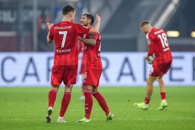 09.11.2024, Fußball, Fortuna Düsseldorf - SC Paderborn 07, 2. Bundesliga, Merkur Spiel-Arena, Saison 2024 2025: Torjubel nach dem 1:0 für Düsseldorf nach EIgentor von Felix Götze (Paderborn 20). Dzenan Pejcinovic (Fortuna Düsseldorf 7) und Matthias Zimmermann (Fortuna Düsseldorf 25) jubelnd DFB regulations prohibit any use of photographs as image sequences and or quasi-video. Nordrhein-Westfalen Deutschland