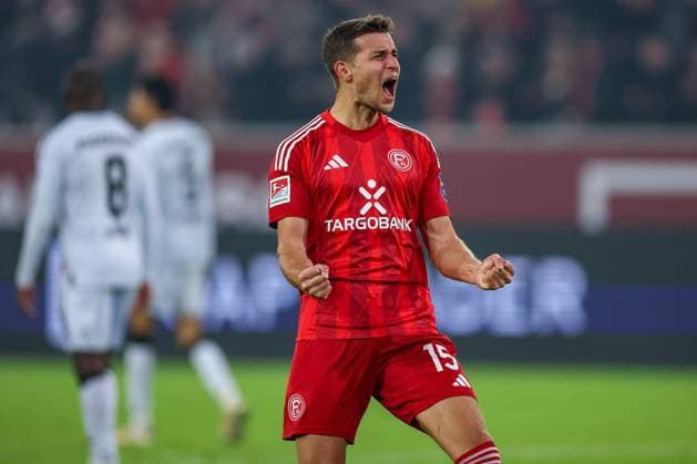 09.11.2024, Fußball, Fortuna Düsseldorf - SC Paderborn 07, 2. Bundesliga, Merkur Spiel-Arena, Saison 2024 2025: Torjubel nach dem 1:0 für Düsseldorf nach EIgentor von Felix Götze (Paderborn 20). Tim Oberdorf (Fortuna Düsseldorf 15) steht erleichtert jubelnd auf dem Spielfeld DFB regulations prohibit any use of photographs as image sequences and or quasi-video. Nordrhein-Westfalen Deutschland