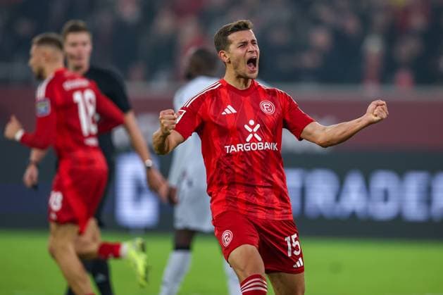09.11.2024, Fußball, Fortuna Düsseldorf - SC Paderborn 07, 2. Bundesliga, Merkur Spiel-Arena, Saison 2024 2025: Torjubel nach dem 1:0 für Düsseldorf nach EIgentor von Felix Götze (Paderborn 20). Tim Oberdorf (Fortuna Düsseldorf 15) steht erleichtert jubelnd auf dem Spielfeld DFB regulations prohibit any use of photographs as image sequences and or quasi-video. Nordrhein-Westfalen Deutschland