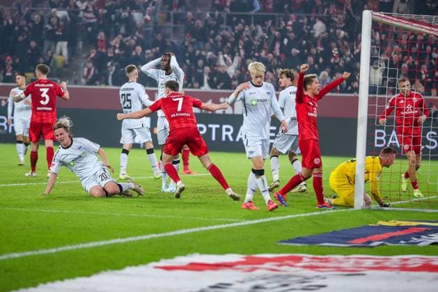 09.11.2024, Fußball, Fortuna Düsseldorf - SC Paderborn 07, 2. Bundesliga, Merkur Spiel-Arena, Saison 2024 2025: Torjubel nach dem 1:0 für Düsseldorf nach EIgentor von Felix Götze (Paderborn 20). Enttäuschte gesichter bei Paderborn DFB regulations prohibit any use of photographs as image sequences and or quasi-video. Nordrhein-Westfalen Deutschland