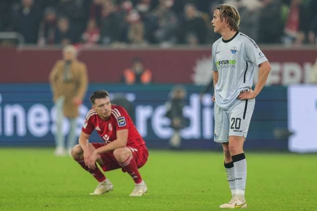 Fußball 2. Bundesliga 12. Spieltag Fortuna Düsseldorf - SC Paderborn 07 am 09.11.2024 in der Merkur Spiel-Arena in Düsseldorf Dzenan Pejcinovic ( Düsseldorf ), links - Felix Götze ( Paderborn ), rechts - nach dem Spiel DFL regulations prohibit any use of photographs as image sequences and or quasi-video. xJRx