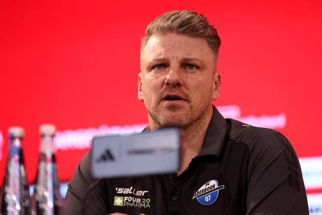 09.11.2024, Fußball, Fortuna Düsseldorf - SC Paderborn 07, 2. Bundesliga, Merkur Spiel-Arena, Saison 2024 2025: Pressekonferenz mit den Trainern nach dem Spiel. Trainer Lukas Kwasniok (Cheftrainer Paderborn) DFB regulations prohibit any use of photographs as image sequences and or quasi-video. Nordrhein-Westfalen Deutschland