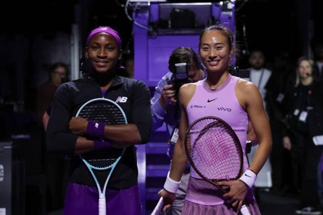 (241110) -- RIYADH, Nov. 10, 2024 -- Coco Gauff (L) of the United States and Zheng Qinwen of China pose for photos before their final match at WTA, Tennis Damen Finals tennis tournament in Riyadh, Saudi Arabia, Nov. 9, 2024. ) (SP)SAUDI ARABIA-RIYADH-TENNIS-WTA FINALS-FINAL WangxHaizhou 