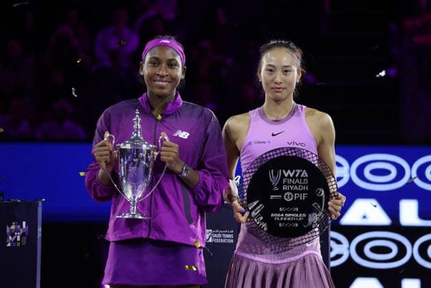 (241110) -- RIYADH, Nov. 10, 2024 -- Coco Gauff (L) of the United States and Zheng Qinwen of China pose for photos during the awarding ceremony of the final match at WTA, Tennis Damen Finals tennis tournament in Riyadh, Saudi Arabia, Nov. 9, 2024. ) (SP)SAUDI ARABIA-RIYADH-TENNIS-WTA FINALS-FINAL WangxHaizhou 
