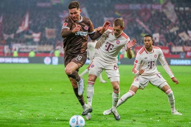 1. Bundesliga - FC St. Pauli - FC Bayern München am 09.11.2024 im Millerntor-Stadion in Hamburg Andreas Albers (St Pauli 19) gegen Joshua Kimmich (Muenchen 6) MH