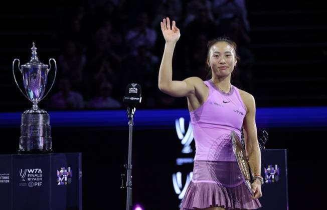 (241110) -- RIYADH, Nov. 10, 2024 -- Zheng Qinwen of China gestures to audience during the awarding ceremony of the final match against Coco Gauff of the United States at WTA, Tennis Damen Finals tennis tournament in Riyadh, Saudi Arabia, Nov. 9, 2024. ) (SP)SAUDI ARABIA-RIYADH-TENNIS-WTA FINALS-FINAL WangxHaizhou 