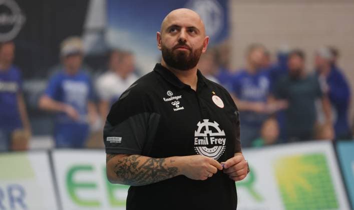 Weissach , DVV Pokal Achtelfinale , Volleyball Binder Blaubären TSV Flacht vs. Allianz MTV Stuttgart , Trainer Konstantin Bitter ( Stgt )
