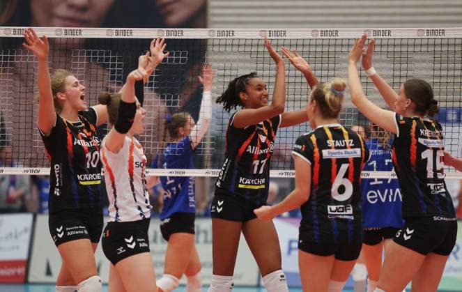 Weissach , DVV Pokal Achtelfinale , Volleyball Binder Blaubären TSV Flacht vs. Allianz MTV Stuttgart , Jubel Stuttgart , mitte: 17: Leilani Slacanin ( Stgt )