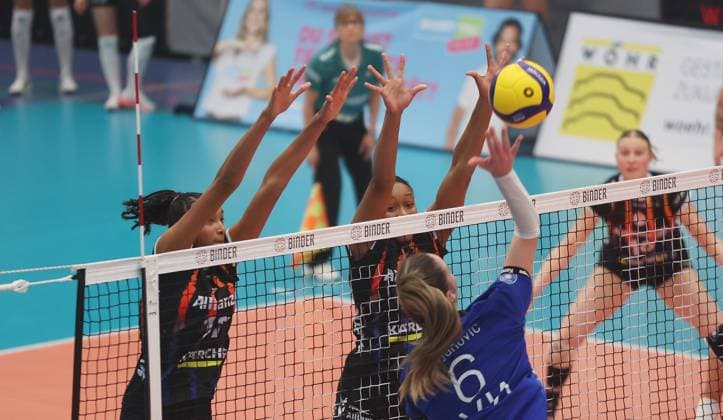 Weissach , DVV Pokal Achtelfinale , Volleyball Binder Blaubären TSV Flacht vs. Allianz MTV Stuttgart , von links: Leilani Slacanin Breland Morrissette ( Stgt ) Sara Marjanovic ( Flacht )