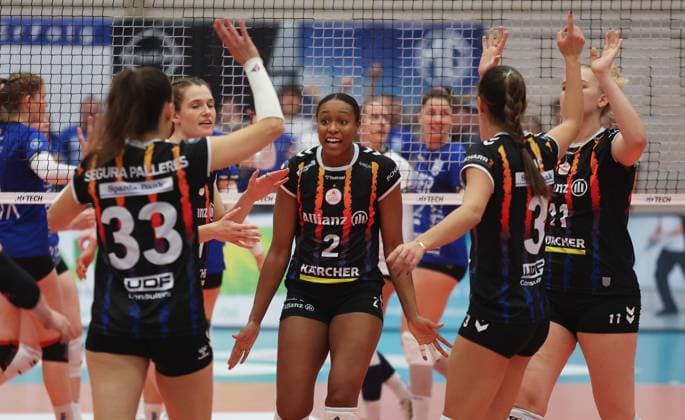 Weissach , DVV Pokal Achtelfinale , Volleyball Binder Blaubären TSV Flacht vs. Allianz MTV Stuttgart , Jubel Stuttgart , mitte: Breland Morrissette
