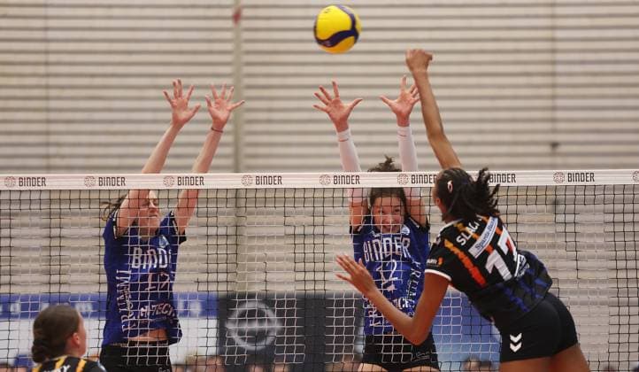 Weissach , DVV Pokal Achtelfinale , Volleyball Binder Blaubären TSV Flacht vs. Allianz MTV Stuttgart , von links: Britta Schammer Julia Cedeno ( Flacht ) Leilani Slacanin ( Stgt )