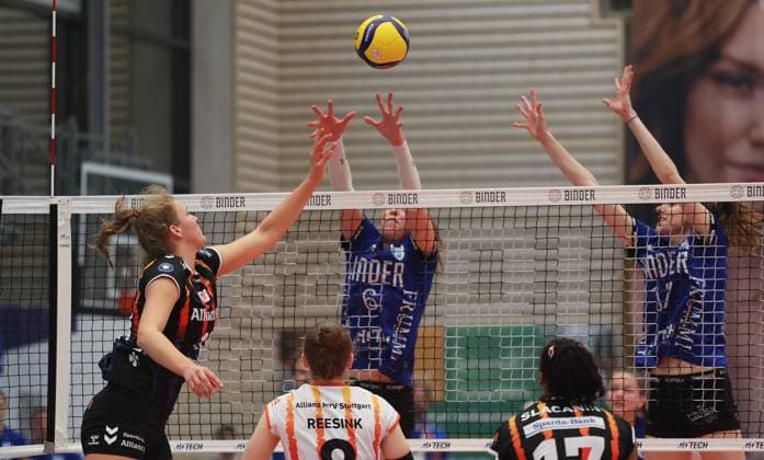 Weissach , DVV Pokal Achtelfinale , Volleyball Binder Blaubären TSV Flacht vs. Allianz MTV Stuttgart , von links: Jolien Knollema ( Stgt ) Sara Marjanovic Britta Schammer ( Flacht )