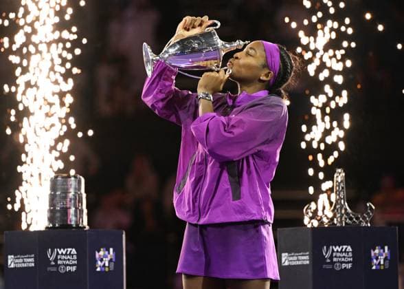 WTA, Tennis Damen Finals 2024 - Day 8 RIYADH, SAUDI ARABIA - NOVEMBER 09: Coco Gauff of the United States poses with the Billie Jean King Trophy after defeating Qinwen Zheng of China during the Singles Final at King Saud University Indoor Arena of the WTA Finals Riyadh as part of the Hologic WTA Tour 2024, on November 09, 2024, in Riyadh, Saudi Arabia. Riyadh Saudi Arabia  Copyright: xArturxWidakx originalFilename:widak-wtafinal241109_npDfi.jpg
