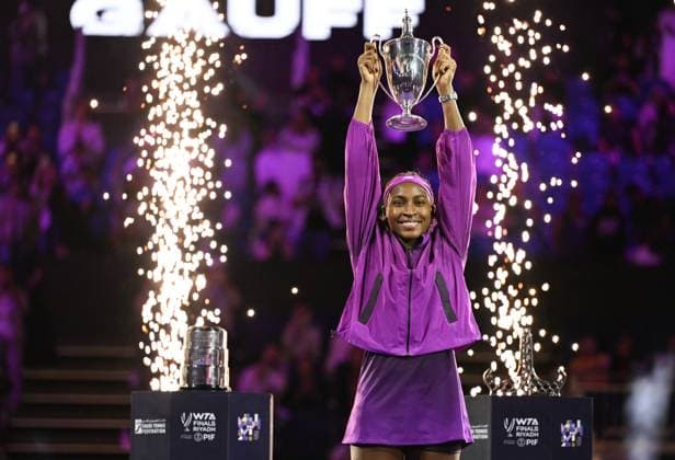 WTA, Tennis Damen Finals 2024 - Day 8 RIYADH, SAUDI ARABIA - NOVEMBER 09: Coco Gauff of the United States poses with the Billie Jean King Trophy after defeating Qinwen Zheng of China during the Singles Final at King Saud University Indoor Arena of the WTA Finals Riyadh as part of the Hologic WTA Tour 2024, on November 09, 2024, in Riyadh, Saudi Arabia. Riyadh Saudi Arabia  Copyright: xArturxWidakx originalFilename:widak-wtafinal241109_npjE4.jpg