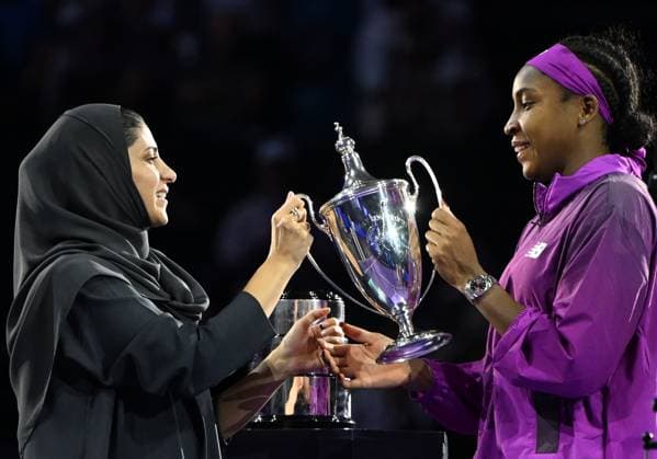 WTA, Tennis Damen Finals 2024 - Day 8 RIYADH, SAUDI ARABIA - NOVEMBER 09: Coco Gauff of the United States is presented the Billie Jean King Trophy after defeating Qinwen Zheng of China during the Singles Final at King Saud University Indoor Arena of the WTA Finals Riyadh as part of the Hologic WTA Tour 2024, on November 09, 2024, in Riyadh, Saudi Arabia. Riyadh Saudi Arabia  Copyright: xArturxWidakx originalFilename:widak-wtafinal241109_npNqo.jpg