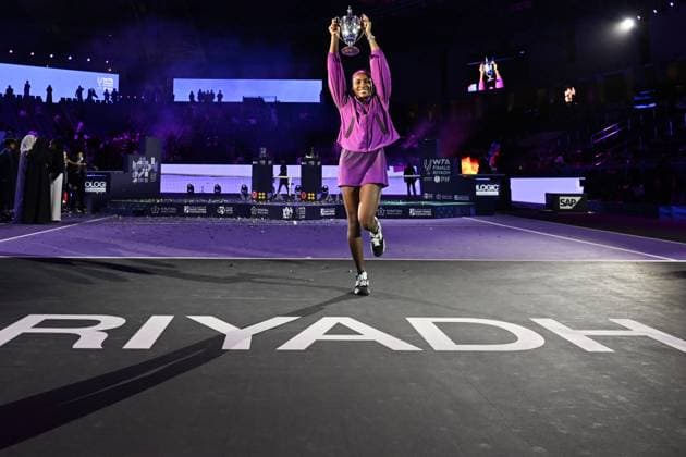 WTA, Tennis Damen Finals 2024 - Day 8 RIYADH, SAUDI ARABIA - NOVEMBER 09: Coco Gauff of the United States poses with the Billie Jean King Trophy after defeating Qinwen Zheng of China during the Singles Final at King Saud University Indoor Arena of the WTA Finals Riyadh as part of the Hologic WTA Tour 2024, on November 09, 2024, in Riyadh, Saudi Arabia. Riyadh Saudi Arabia  Copyright: xArturxWidakx originalFilename:widak-wtafinal241109_npoCg.jpg