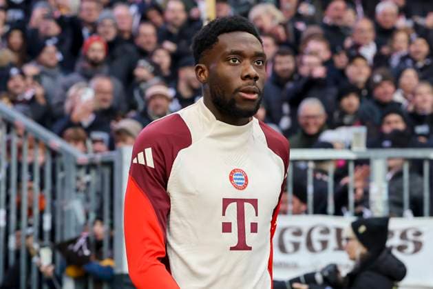 Alphonso Davies (FC Bayern Muenchen) schaut, Bundesliga, FC St. Pauli 1910 v FC Bayern München, Millerntor Stadium am 09. November 2024 in Hamburg, Deutschland. (Foto von Marco Steinbrenner DeFodi Images) Alphonso Davies (FC Bayern Muenchen) looks on, Bundesliga, FC St. Pauli 1910 v FC Bayern München, Millerntor Stadium, November 9, 2024 in Hamburg, Germany. (Photo by Marco Steinbrenner DeFodi Images) DFL regulations prohibit any use of photographs as image sequences and or quasi-video. not used in POL SRB CRO FRA GBR NED ITA USA Defodi-700_pauli_muenchen_20241109_343 Defodi-700 not used in POL SRB CRO FRA GBR NED ITA USA DFL regulations prohibit any use of photographs as image sequences and or quasi-video.