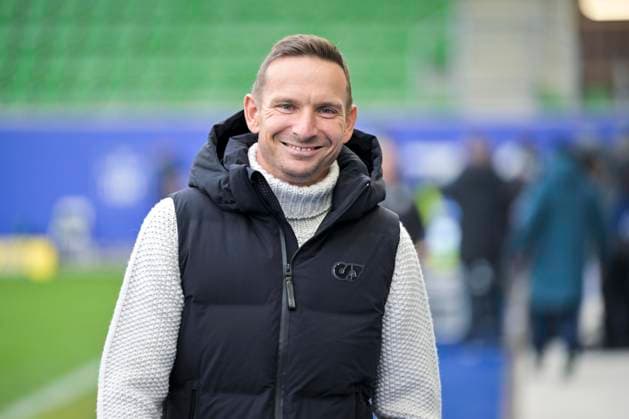 SOCCER - BL, Linz vs RBS LINZ,AUSTRIA,10.NOV.24 - SOCCER - ADMIRAL Bundesliga, FC Blau Weiss Linz vs FC Red Bull Salzburg. Image shows head coach Pepijn Lijnders (RBS).  GEPAxpictures xChristianxMoser