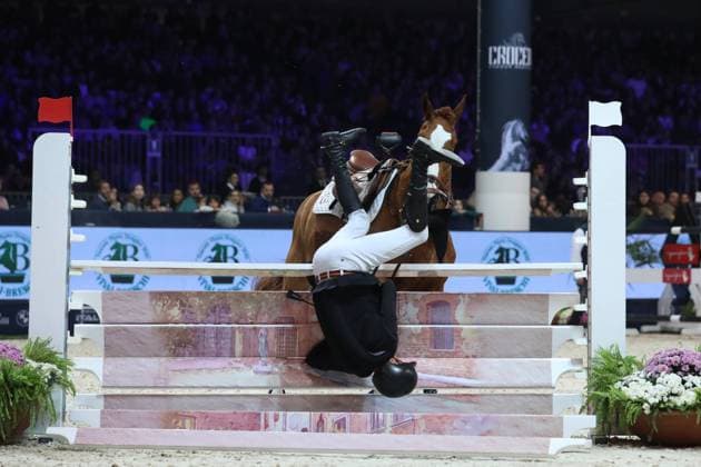 Bilder des Jahres 2024, Sport 11 November Sport Themen der Woche KW45 Sport Bilder des Tages November 10, 2024, Verona, Veneto, Italy: JEROME GUERY of Belgium (BEL) falls during the Longines FEI Jumping World Cup Verona 2024 at the Pala Volkswagen in Verona, Italy Verona Italy - ZUMAc179 20241110_zep_c179_004 Copyright: xMickaelxChavetx