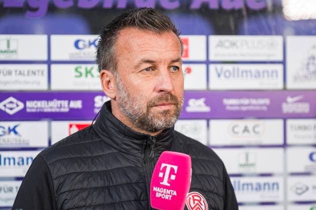 10.11.2024, xomx, Fussball 3.Liga, Erzgebirge Aue - Rot-Weiss Essen emspor, v.l. Christoph Dabrowski (Rot-Weiss Essen Trainer). Portrait, Portraet, (DFL DFB REGULATIONS PROHIBIT ANY USE OF PHOTOGRAPHS as IMAGE SEQUENCES and or QUASI-VIDEO) Aue