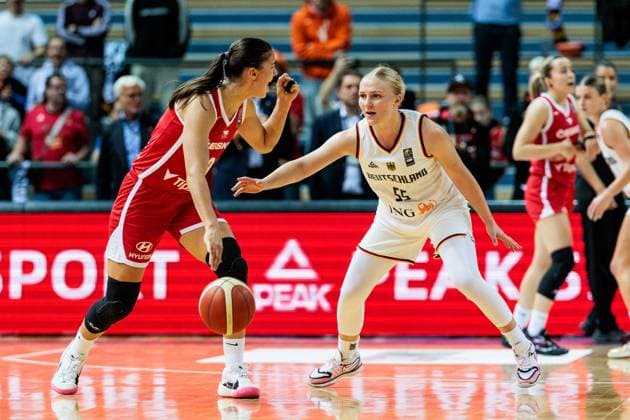 FIBA WOMEN’S EUROBASKET Qualifiers: Deutschland - Tschechien; 10.11.2024 Eliska Hamzova (Tschechien, 10) am Ball, Jessika Schiffer (Deutschland, 55) FIBA WOMEN’S EUROBASKET Qualifiers: Deutschland - Tschechien; Buderus Arena, Wetzlar, 10.11.2024 Copyright: xBEAUTIFULxSPORTS Wunderlx