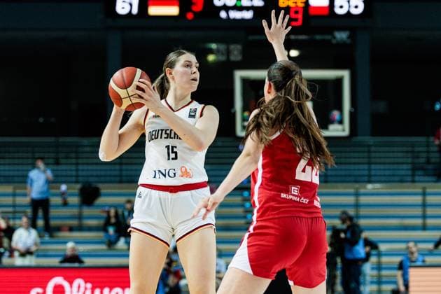 FIBA WOMEN’S EUROBASKET Qualifiers: Deutschland - Tschechien; 10.11.2024 Luisa Geiselsöder (Deutschland, 15) am Ball, Emma Cechova (Tschechien, 22) FIBA WOMEN’S EUROBASKET Qualifiers: Deutschland - Tschechien; Buderus Arena, Wetzlar, 10.11.2024 Copyright: xBEAUTIFULxSPORTS Wunderlx