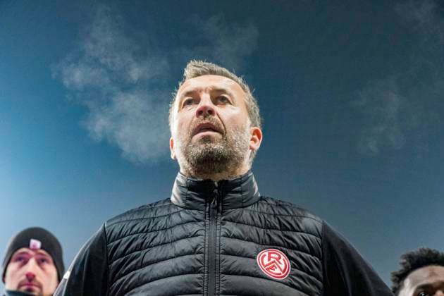 10.11.2024, xomx, Fussball 3.Liga, Erzgebirge Aue - Rot-Weiss Essen emspor, v.l. Das Spiel ist aus. Die Spieler und Trainer gehen noch einmal zu ihren mitgereisten Fans. Christoph Dabrowski (Rot-Weiss Essen Trainer) (DFL DFB REGULATIONS PROHIBIT ANY USE OF PHOTOGRAPHS as IMAGE SEQUENCES and or QUASI-VIDEO) Aue