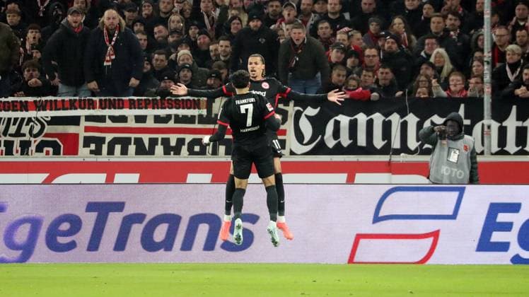 10.11.24 VfB Stuttgart - Eintracht Frankfurt Deutschland, Stuttgart, 10.11.2024, Fussball, Bundesliga, VfB Stuttgart - Eintracht Frankfurt: Omar Marmoush, Hugo Ekitike (beide Eintracht Frankfurt); Jubel Tor 0:1 Ekitike.