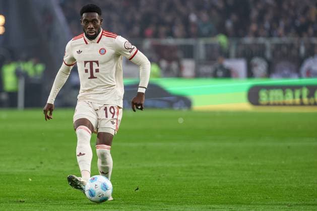 1. Bundesliga - FC St. Pauli - FC Bayern München am 09.11.2024 im Millerntor-Stadion in Hamburg Alphonso Davies (Muenchen 19) am Ball MH