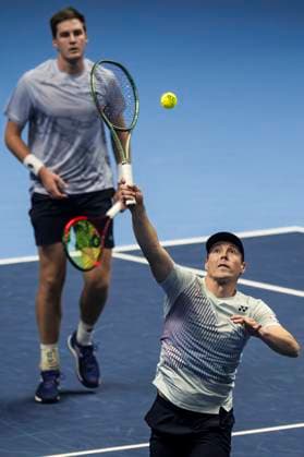 Nitto ATP, Tennis Herren Finals - Day One Harri Heliovaara (R) of Finland plays a forehand next to Henry Patten of Great Britain during the round robin doubles match against Horacio Zeballos of Argentina and Marcel Granollers of Spain during day one of the Nitto ATP Finals Harri Heliovaara and Henry Patten won the match 7-6(2), 6-4. Turin Italy Copyright: xNicolòxCampox