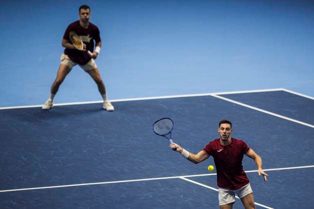 Nitto ATP, Tennis Herren Finals - Day One Marcel Granollers (R) of Spain plays a forehand next to Horacio Zeballos of Argentina during the round robin doubles match against Harri Heliovaara of Finland and Henry Patten of Great Britain during day one of the Nitto ATP Finals Harri Heliovaara and Henry Patten won the match 7-6(2), 6-4. Turin Italy Copyright: xNicolòxCampox