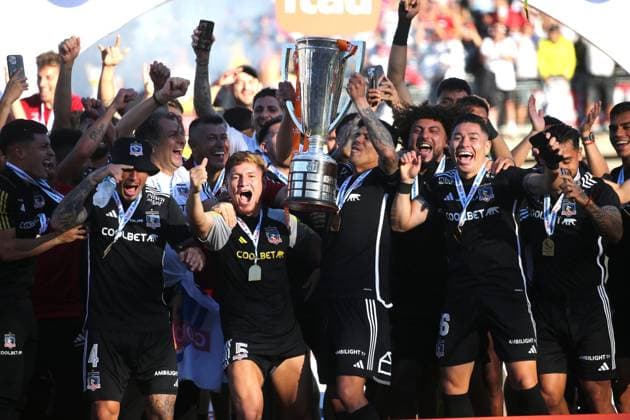 Bilder des Jahres 2024, Sport 11 November Sport Themen der Woche KW45 Sport Bilder des Tages Futbol, Deportes Copiapo vs Colo Colo. Fecha 30, Campeonato Nacional 2024. Los jugadores de Colo Colo celebran con la copa la victoria contra de Deportes Copiapo durante el partido de primera division disputado en el estadio Luis Valenzuela en Copiapo, Chile. 10 11 2024 Javier Salvo Photosport Football, Deportes Copiapo vs Colo Colo 30th turn, 2024 National Championship. Colo ColoÂ s players they celebrate the victory with the cup against of Deportes Copiapo during the first division match held at the Luis Valenzuela stadium in Copiapo, Chile. 10 11 2024 Javier Salvo Photosport Deportes Copiapo vs Colo Colo, campeonato nacional 2024 
