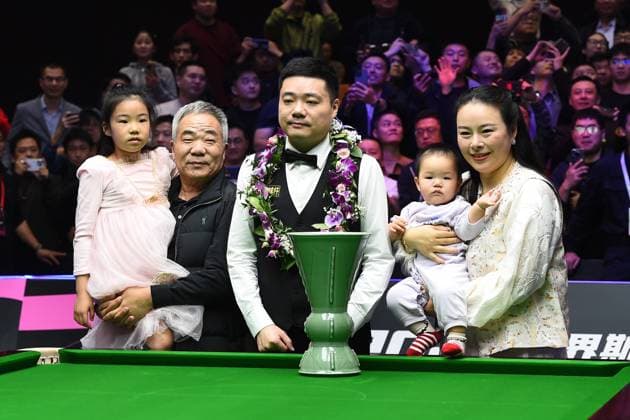 Bilder des Jahres 2024, Sport 11 November Sport Themen der Woche KW45 Sport Bilder des Tages NANJING, CHINA - NOVEMBER 10: Ding Junhui of China poses with his family after winning the Final match against Chris Wakelin of England on day 8 of 2024 International Championship at Southern New City (SNC) National Fitness Center on November 10, 2024 in Nanjing, Jiangsu Province of China.  Copyright: xVCGx 111529658338