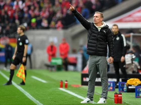 Interimstrainer Leonhard Haas (Greuther Fuerth) gestikuliert, gestik waehrend des Spiels der 2. Bundesliga zwischen dem 1. FC Köln und SpVgg Greuther Fürth im RheinEnergieStadion am 09. November 2024 in Köln, Deutschland. (Foto von Ralf Treese DeFodi Images) +++ Interimstrainer Leonhard Haas (Greuther Fuerth) gestures during the 2. Bundesliga match between 1. FC Köln and SpVgg Greuther Fürth at RheinEnergieStadion on November 9, 2024 in Cologne, Germany. (Photo by Ralf Treese DeFodi Images) DFB DFL REGULATIONS PROHIBIT ANY USE OF PHOTOGRAPHS AS IMAGE SEQUENCES AND OR QUASI-VIDEO. not used in POL SRB CRO FRA GBR NED ITA USA Defodi-521_KOEFUE20241109_045 Defodi-521 not used in POL SRB CRO FRA GBR NED ITA USA DFB DFL REGULATIONS PROHIBIT ANY USE OF PHOTOGRAPHS AS IMAGE SEQUENCES AND OR QUASI-VIDEO.