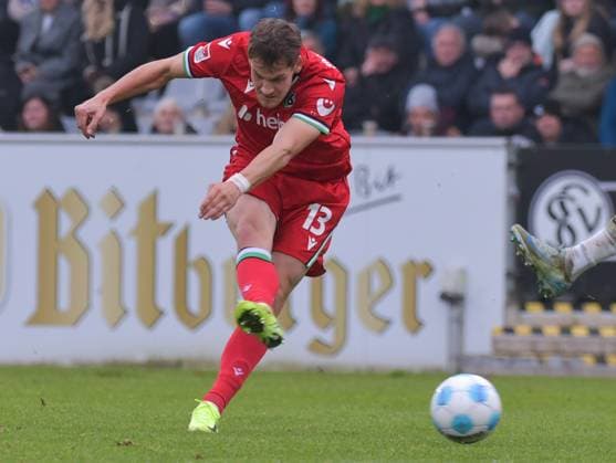 10 11 2024, xblx, Soccer 2 Bundesliga, SV Elversberg Hannover 96 emspor, v l Max Christiansen Hannover 96 DFL DFB REGULATIONS PROHIBIT ANY USE OF PHOTOGRAPHS as IMAGE SEQUENCES and or QUASI VIDEO Elversberg