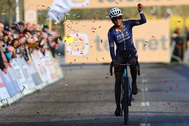 Bilder des Jahres 2024, Sport 11 November Sport Themen der Woche KW46 Sport Bilder des Tages Dutch Ceylin Del Carmen Alvarado pictured at the finish line of the women s elite race at the Jaarmarktcross cyclocross cycling event in Niel, race 3 8 of the Superprestige competition, . DAVIDxPINTENS  x105171203x