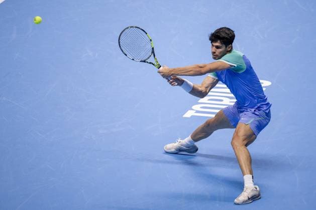 Spain s Carlos Alcaraz returns the ball to Norway s Casper Ruud during& xa0;their singles tennis match of the ATP, Tennis Herren World Tour Finals at the Inalpi Arena, in Turin, Italy - - Monday, November 11, 2024.  Copyright: xMarcoxAlpozzi LaPressex