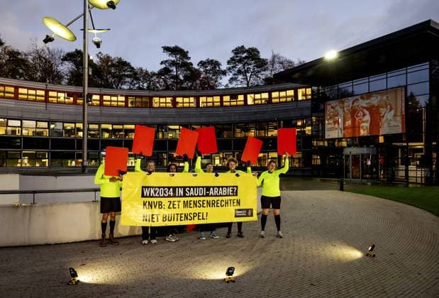 Fußball, Fans kritisieren DFB-Votum zur WM-Vergabe nach Saudi-Arabien, Archivbilder ZEIST - Demonstrators from Amnesty International take action at the KNVB headquarters against Saudi Arabia s candidacy for the 2034 World Cup. Human rights organization Amnesty believes that the KNVB should urge world soccer federation FIFA to ensure that the World Cup is not held in Saudi Arabia in ten years. ANP ROBIN VAN LONKHUIJSEN xVIxANPxSportx xxANPxIVx 513269280 originalFilename: 513269280.jpg