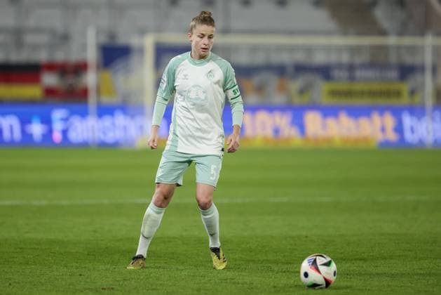 from left Michelle Ulbrich SV Werder Bremen, 5 on the ball, cropped image, single image, full body, action, action, game scene, THE DFB GUIDELINES PROHIBIT ANY USE OF PHOTOGRAPHS AS IMAGE SEQUENCES AND OR QUASI VIDEO DFB REGULATIONS PROHIBIT ANY USE OF PHOTOGRAPHS AS IMAGE SEQUENCES AND OR QUASI VIDEO , 10 11 2024, Jena Germany , Football, Google Pixel Womens Bundesliga, FC Carl Zeiss Jena SV Werder Bremen xobx