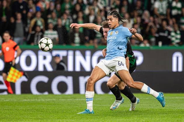 November 5, 2024, Lisboa, Portugal: Viktor Gyokeres (back) of Sporting CP with Jahmai Simpson-Pusey (front) of Manchester City in action during the UEFA Champions League 2024 25 League Phase MD4 match between Sporting Clube de Portugal and Manchester City at Estadio Jose Alvalade. Lisboa Portugal - ZUMAs197 20241105_aaa_s197_778 Copyright: xDavidxMartinsx