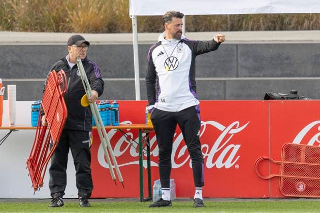 Training German national football team DFB, 12 11 2024 Sandro Wagner assistant coach German national football team DFB points in one direction, Training German national football team DFB, Frankfurt, DFB Campus, 12 11 2024 Copyright: xBEAUTIFULxSPORTS Gawlikx
