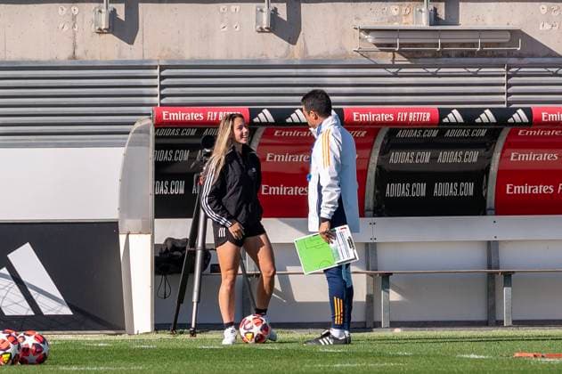 November 12, 2024, Valdebebas, Madrid, Spain: ATHENEA DEL CASTILLO, after her collarbone injury, visiting her teammates in training and speaking with her coach ALBERTO TORIL. Valdebebas Spain - ZUMAc312 20241112_zsp_c312_032 Copyright: xOscarxManuelxSanchezx