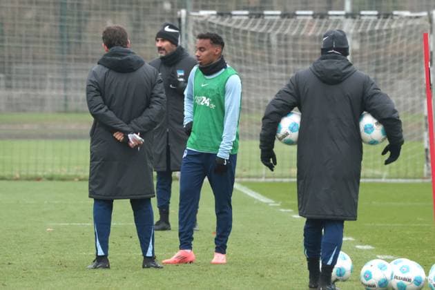 DEU, DFL, 2 FBL Hertha BSC, Training, 12 11 2024, Sportforum, Berlin, DEU, DFL, 2 FBL Hertha BSC, Training, im Bild Bilal Hussein Hertha BSC Berlin 14 , Head coach Cristian Fiel Hertha BSC Berlin DFL regulations prohibit any use of Photographs as image sequences and or quasi video Foto Juergen Engler nordphoto GmbH nordphotoxGmbHx xEngler nph00076