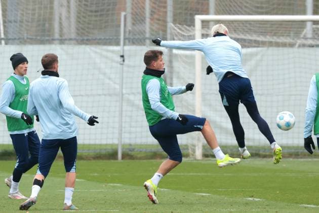 DEU, DFL, 2 FBL Hertha BSC, Training, 12 11 2024, Sportforum, Berlin, DEU, DFL, 2 FBL Hertha BSC, Training, in the picture Florian Niederlechner Hertha BSC Berlin 7 , Marten Winkler Hertha BSC Berlin 22 DFL regulations prohibit any use of Photographs as image sequences and or quasi video Foto Juergen Engler nordphoto GmbH nordphotoxGmbHx xEngler nph00076