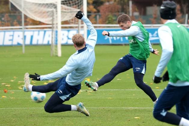 DEU, DFL, 2 FBL Hertha BSC, Training, 12 11 2024, Sportforum, Berlin, DEU, DFL, 2 FBL Hertha BSC, Training, in the picture Jonjoe Kenny Hertha BSC Berlin 16 , Luca Schuler Hertha BSC Berlin 18 DFL regulations prohibit any use of Photographs as image sequences and or quasi video Foto Juergen Engler nordphoto GmbH nordphotoxGmbHx xEngler nph00076